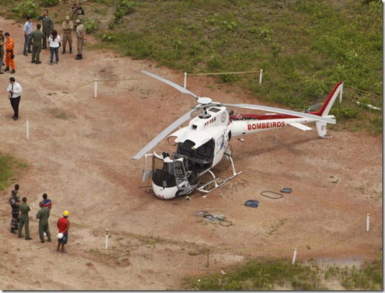 helicoptero despedacado thumb Helicóptero se despedaça ao pousar no Pará