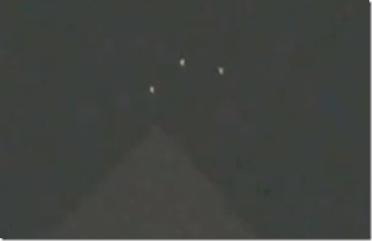 ufo piramide franca thumb UFOs brilhantes em forma de triângulo aparecem sobre pirâmide na França