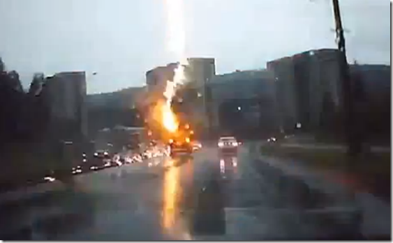 carro raio eletrico thumb Carro é atingido por um raio em estrada russa