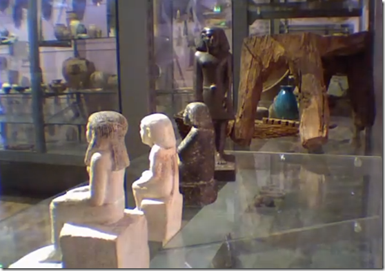 estatua egipcia thumb Câmera mostra estátua egípcia girando sozinha em Museu
