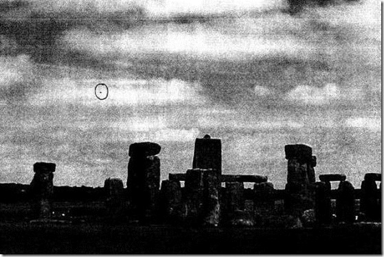 ufo stonehenge thumb Ministério da Defesa do Reino Unido explica fim das investigações sobre OVNIs