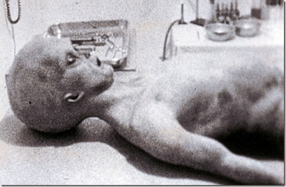 alien corpo thumb Novas imagens revelam alienígenas no Incidente de Roswell
