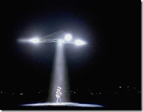 arquivoxufo thumb Vídeo mostra OVNI projetando luz sobre um carro