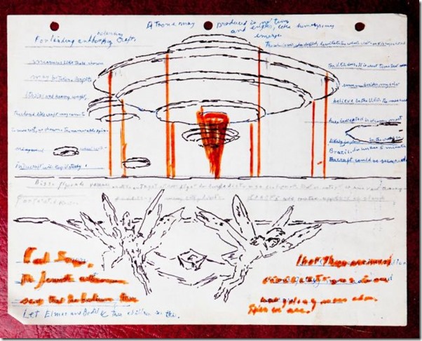 crazybox2 thumb Caixa misteriosa encontrada no lixo revela desenhos de OVNIs, extraterrestres e seres alados