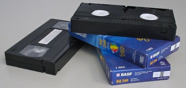 fitas vhs Mulher grava notícias em 140.000 fitas VHS