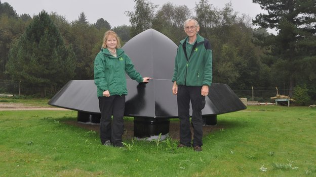 escultura ovni Escultura metal em forma de OVNI comemora avistamento em floresta de Rendlesham